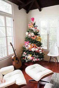 decoracion de un arbol de navidad con varios colores