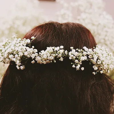 una chica con una corona de flores hecha de paniculata