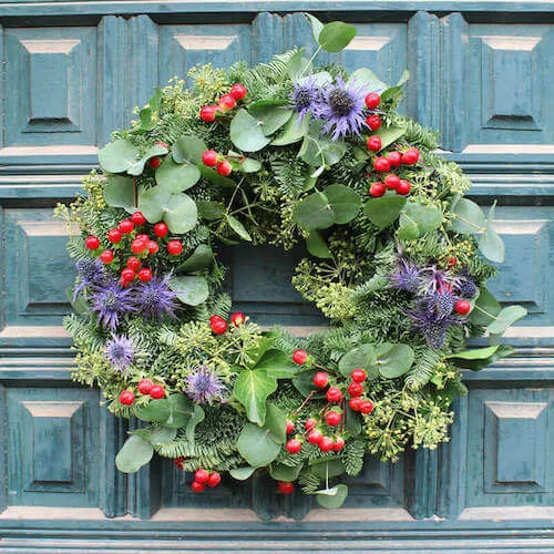 corona de navidad verde de cardos y hipercum con eucalipto