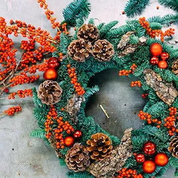 corona de navidad con ilex y bolas rojas