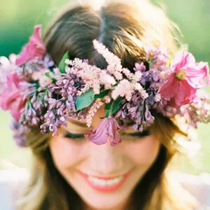 corona de flores campestres con toques morados y lila