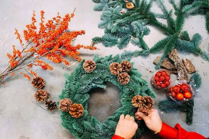 ilex rojo con pino y piñas