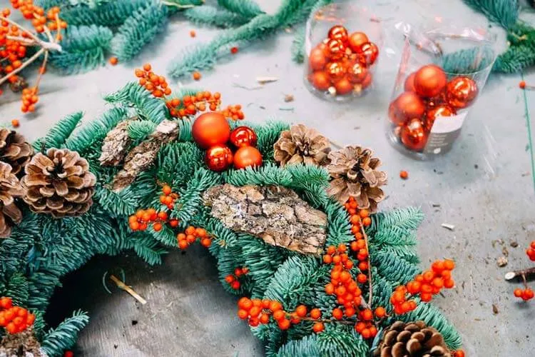 una corona de pino con ilex rojo