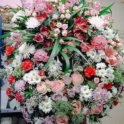 coorona de flores grande con lirios y hortensias y anastasias crisantemos