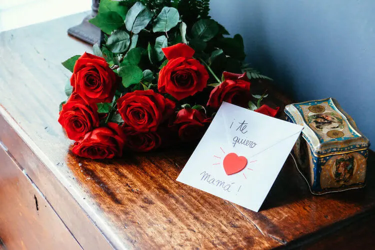 ramo de rosas rojas con un mensaje de amor
