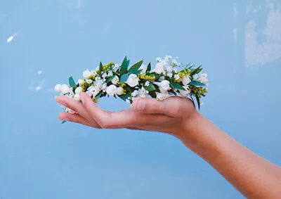 corona de flores blanca con bouvardia y gypsofila