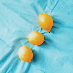 tres limones encima de un mantel azul
