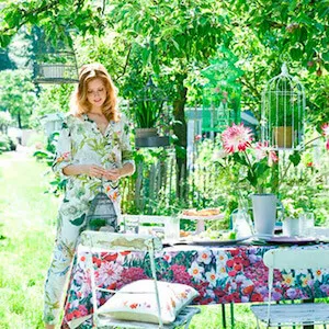 mujer en un jardin con una decoracion de flores de dahlia