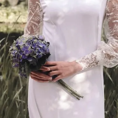 una novia posando con un ramo de novia de hortensias