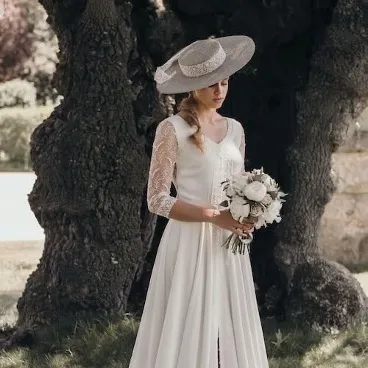 novia con ramo de novia con peonias blancas y rosas lavanda