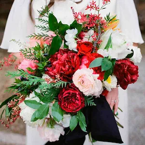 ramo de novia de tull y peonias rojas y rosas de jardin