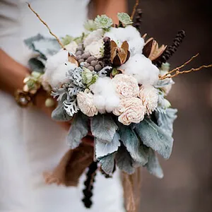 ramo de novia invernal con bayas y stachys con flores blancas