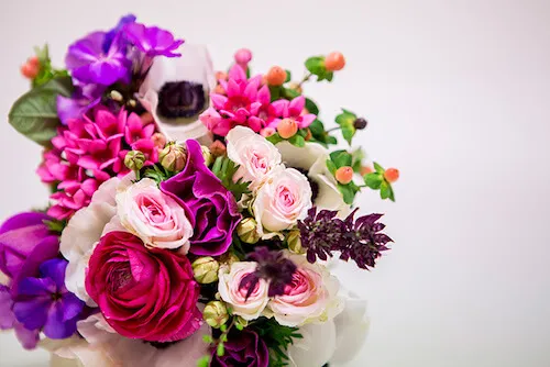 ramo con muchas flores de colores violetas fuschias y blancos