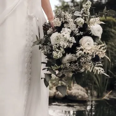 ramo de novia campestre en tonos blancos
