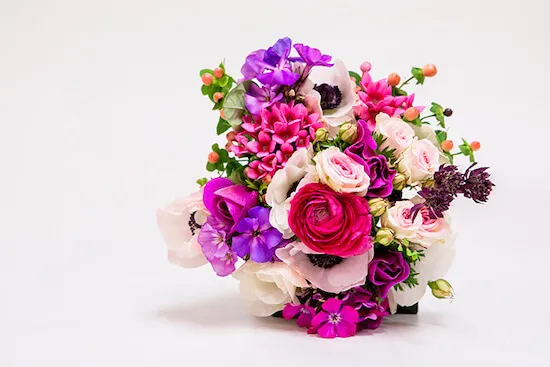 ramo de novia muy colorido con flores de primavera