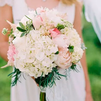 ramo de novia con flores en blanco y pastel
