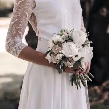 ramo de novia blanca con peonias y rosas