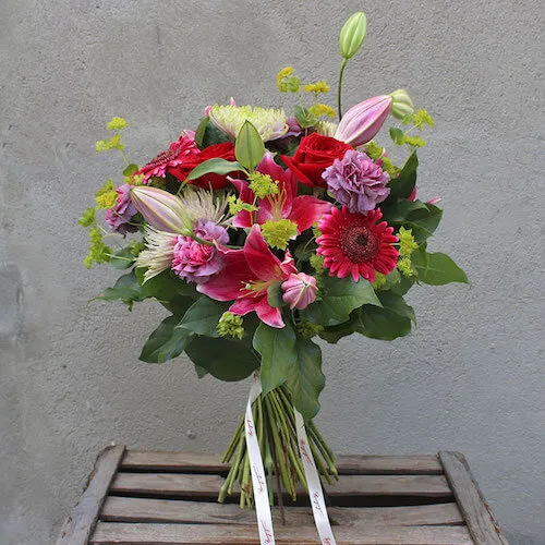 un ramo de flores colorido con flores de lilium rojo y crisantemos y claveles especiales
