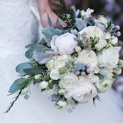 ramo de novia en tonos blancos con stachys y rosas