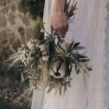 ramo de novia con proteas blancas