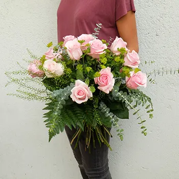 mujer con un ramo de rosas rosa tallo corto