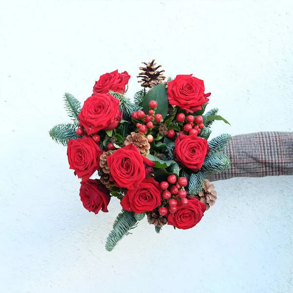 ramo de flores de navidad con bayas y rosas rojas