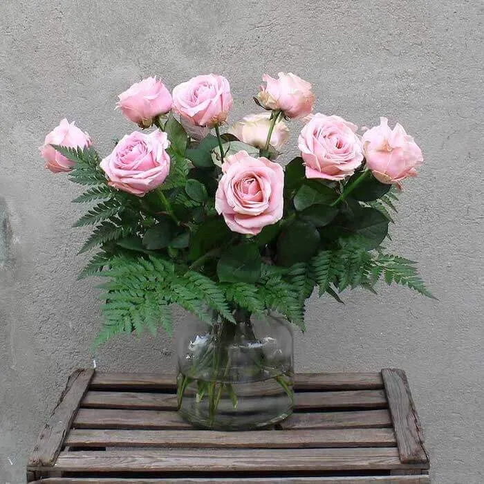 ramo de rosas de color rosa en un jarron transparente