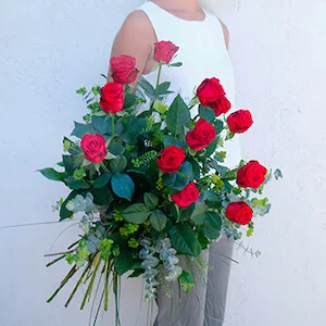 mujer en blanco con un ramo de rosas rojas red naomi tallo largo