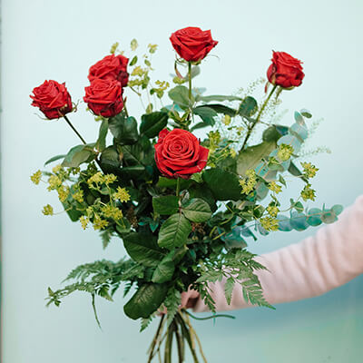 ramo de rosas con eucalipto 