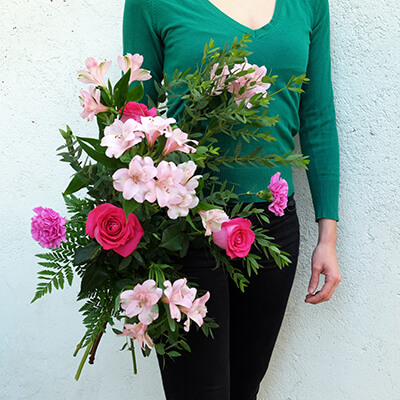 ramo de flores con rosas y claveles fuschia y astromelias rosas