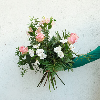 detalle de ramo de flores de astromelia blanca y rosa de color rosa