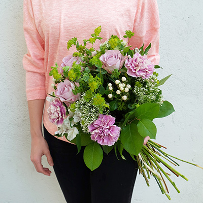 ramo de flores con claveles antique y rosa memory lane