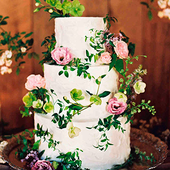 tarta con muchos verdes y flores de lisianthis y rosa