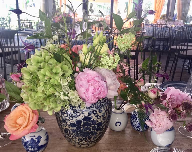 centro de flores primaveral con ceramica