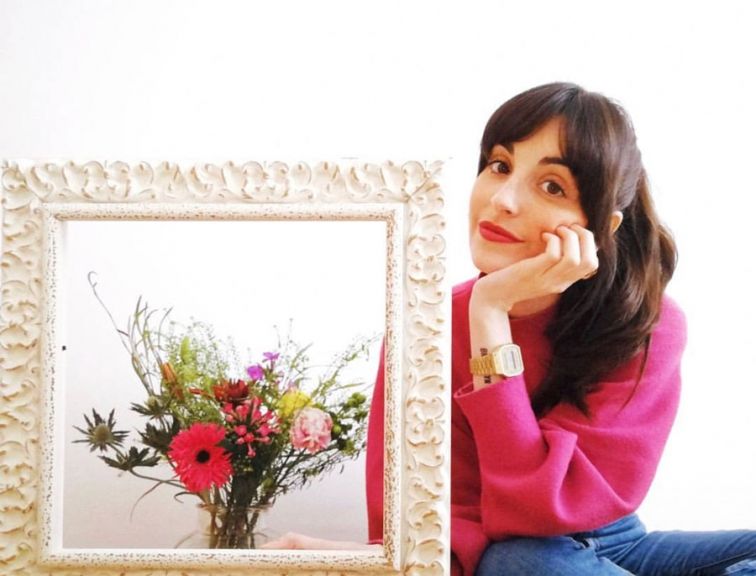 chica con un ramo blooms