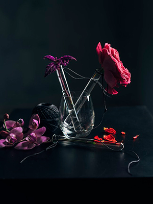 decoracion de flores con rosas de jardin rojas y orquideas