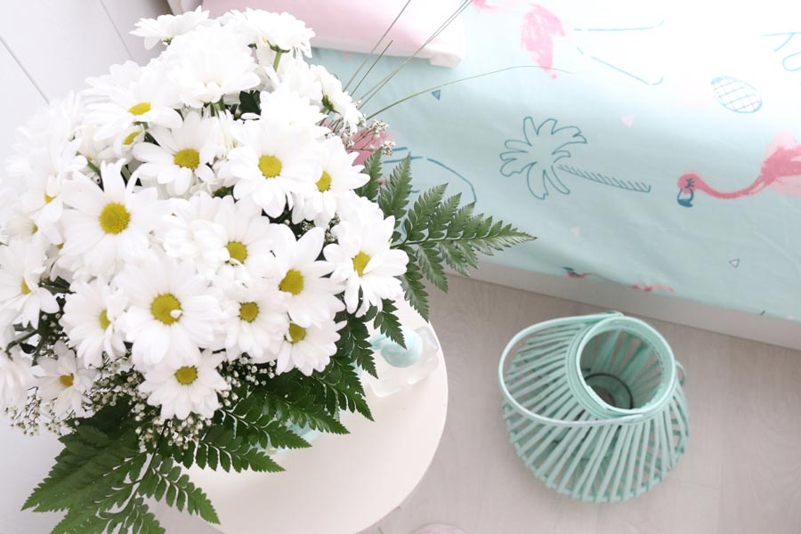 ramo de margaritas blancas en una habitación