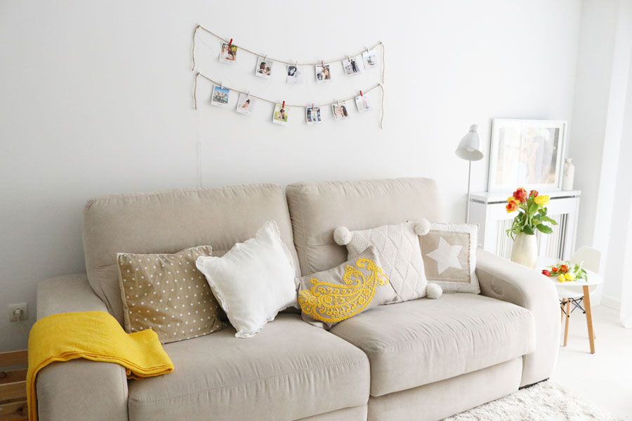 habitacion blanca con ramo de tulipanes