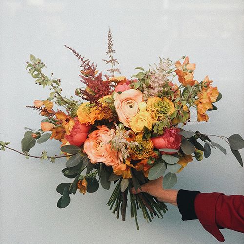 florista con un ramo de novia pom pom