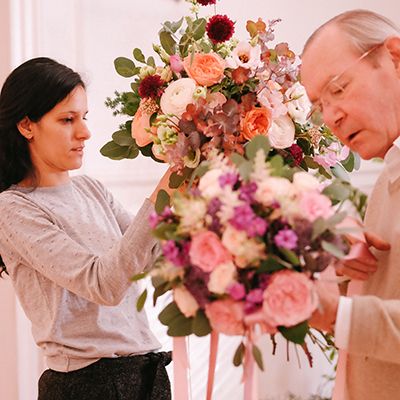 dos floristas con ramos
