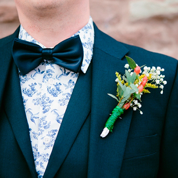 boutoniere con flores de paniculata y hipercium con solidago