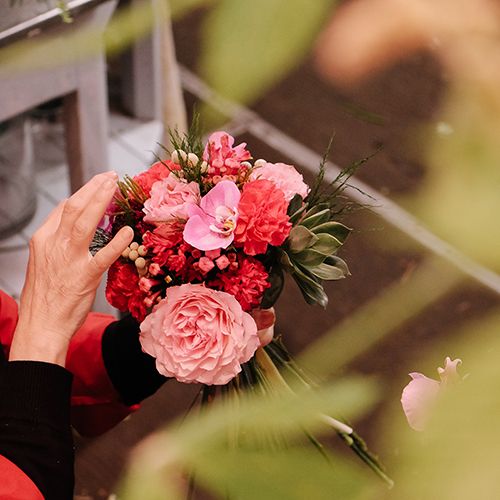 florista haciendo un ramo de novia tropical