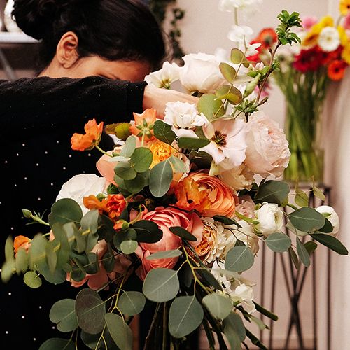 florista con el ramo gabriela