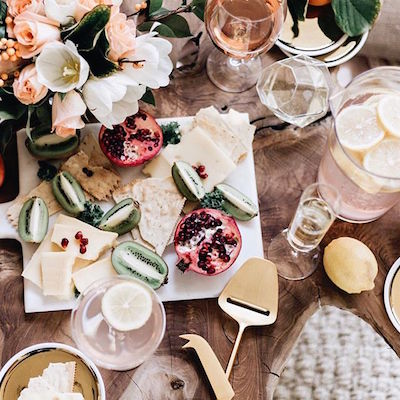 decoracion de una mesa de navidad con flores y fruta