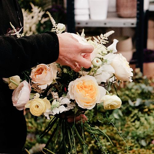 florista haciendo ramo de novia annabelle