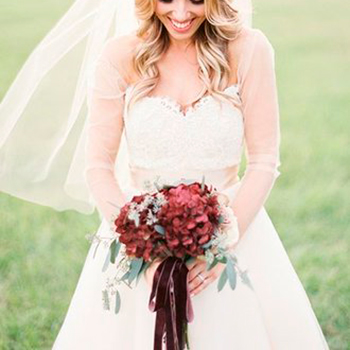 novia con ramo hortensias