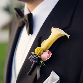 boutonnierre de calas y rosas