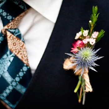 boutonnierte campestre con flor de cera y cardo