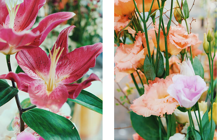 flores de lirio rojo y lisianthus salmon