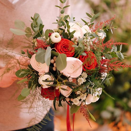 florista retocando ramo de novia